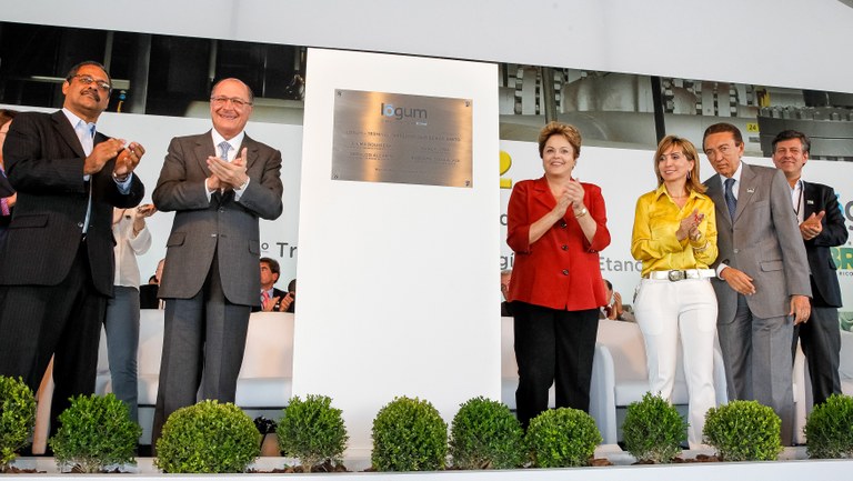 Presidenta Dilma Rousseff durante descerramento da placa alusiva a Inauguração do primeiro trecho do Sistema Logístico de Etanol Ribeirão Preto - Paulínia. Ribeirão Preto - SP, 12/08/2013