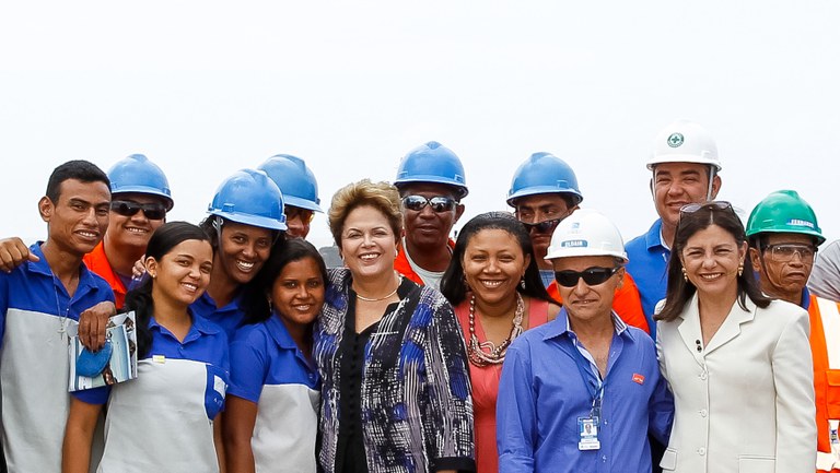 Presidenta Dilma Rousseff posa para foto com trabalhadores durante cerimônia de inauguração do Berço 100, alargamento do Cais Sul e ampliação do Porto do Itaqui. São Luís - MA, 03/12/2012