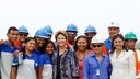 Presidenta Dilma Rousseff posa para foto com trabalhadores durante cerimônia de inauguração do Berço 100, alargamento do Cais Sul e ampliação do Porto do Itaqui. São Luís - MA, 03/12/2012