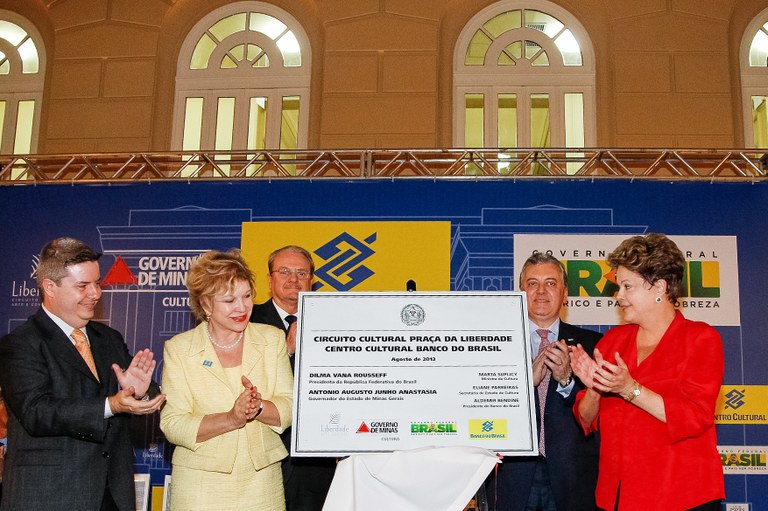 Presidenta Dilma Rousseff durante descerramento de placa alusiva à Inauguração do Centro Cultural Banco do Brasil. Belo Horizonte - MG, 27/08/2013