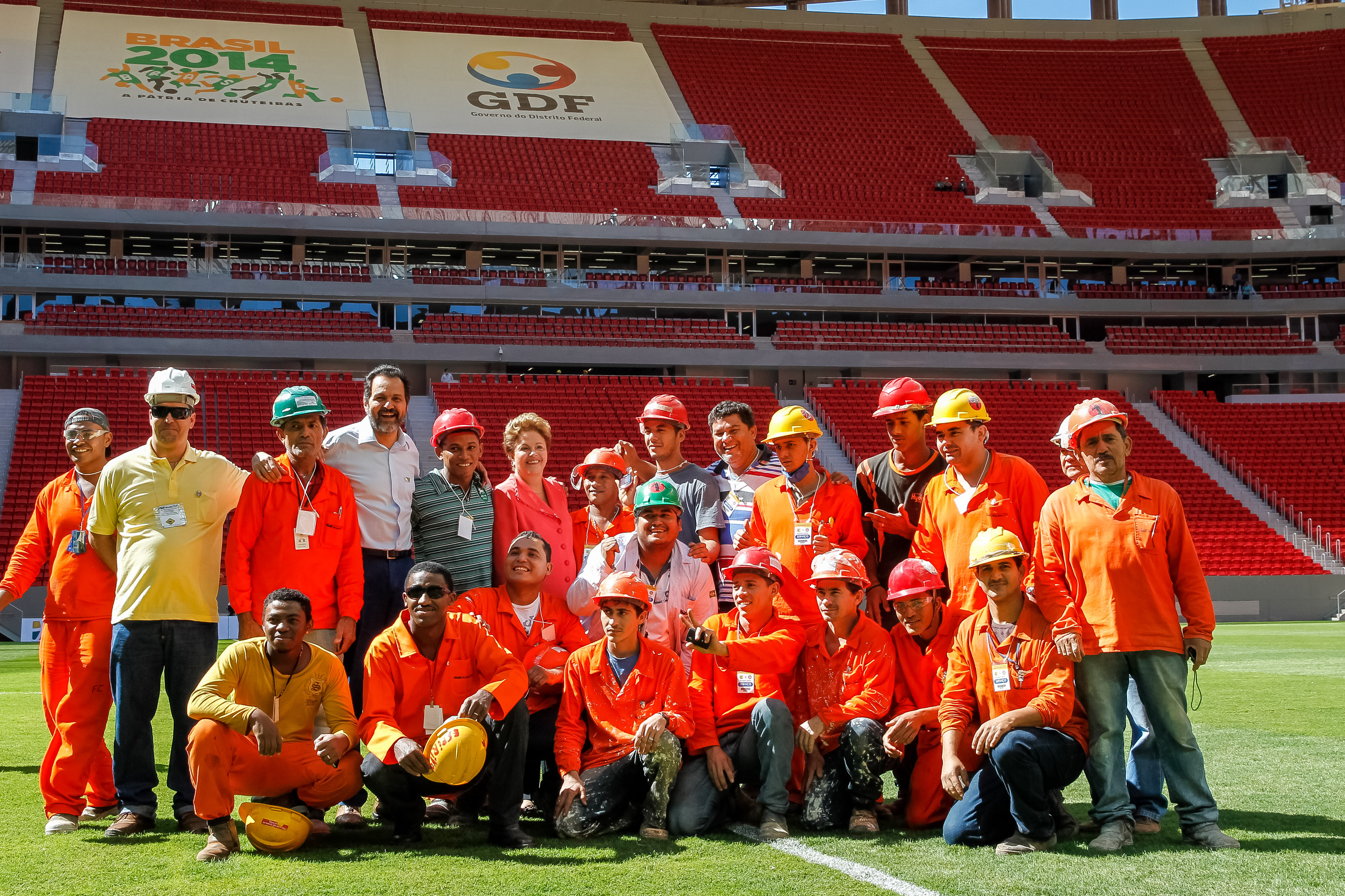 Presidenta Dilma Rousseff e o Governador de Brasília, Agnelo Queiroz posam para foto com trabalhadores durante cerimônia de inauguração do Estádio Nacional de Brasília Mané Garrincha. Brasília-DF, 18/05/2013