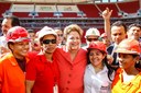 Presidenta Dilma Rousseff e o Governador de Brasília, Agnelo Queiroz posam para foto com trabalhadores durante cerimônia de inauguração do Estádio Nacional de Brasília Mané Garrincha. Brasília-DF, 18/05/2013