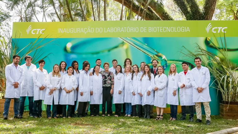 Presidenta Dilma Rousseff posa para foto com funcionários, durante cerimônia de inauguração do Laboratório de Biotecnologia Agrícola do Centro de Tecnologia Canavieira-CTC. Piracicaba-SP, 14/10/2015