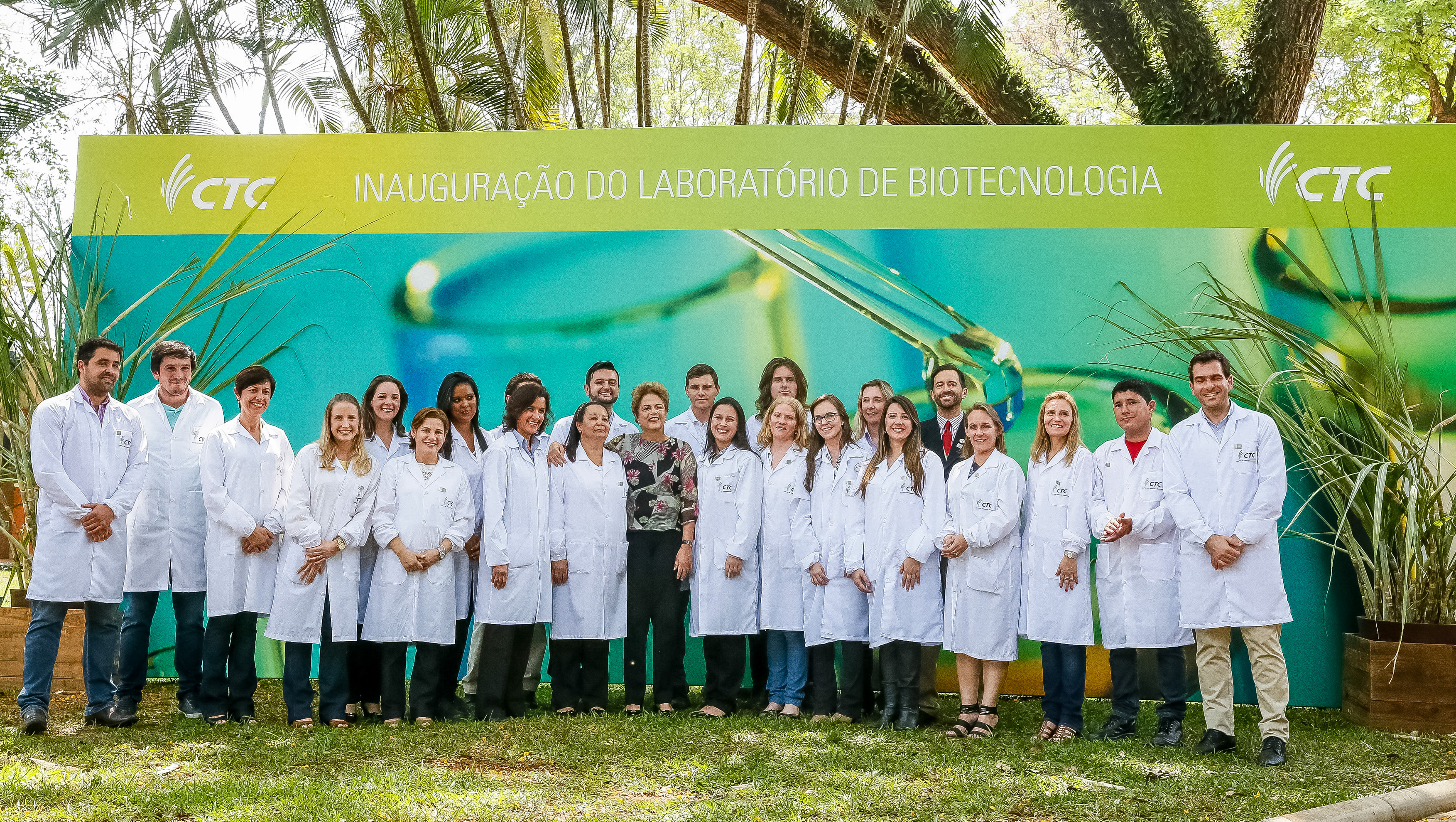 Presidenta Dilma Rousseff posa para foto com funcionários, durante cerimônia de inauguração do Laboratório de Biotecnologia Agrícola do Centro de Tecnologia Canavieira-CTC. Piracicaba-SP, 14/10/2015