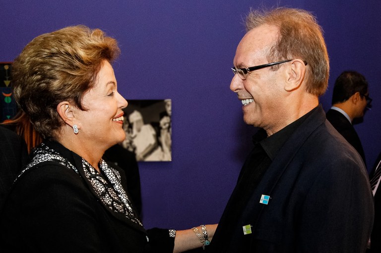Presidenta Dilma Rousseff cumprimenta o ator José Wilker durante inauguração do Museu de Arte do Rio (MAR). Rio de Janeiro - RJ, 01/03/2013