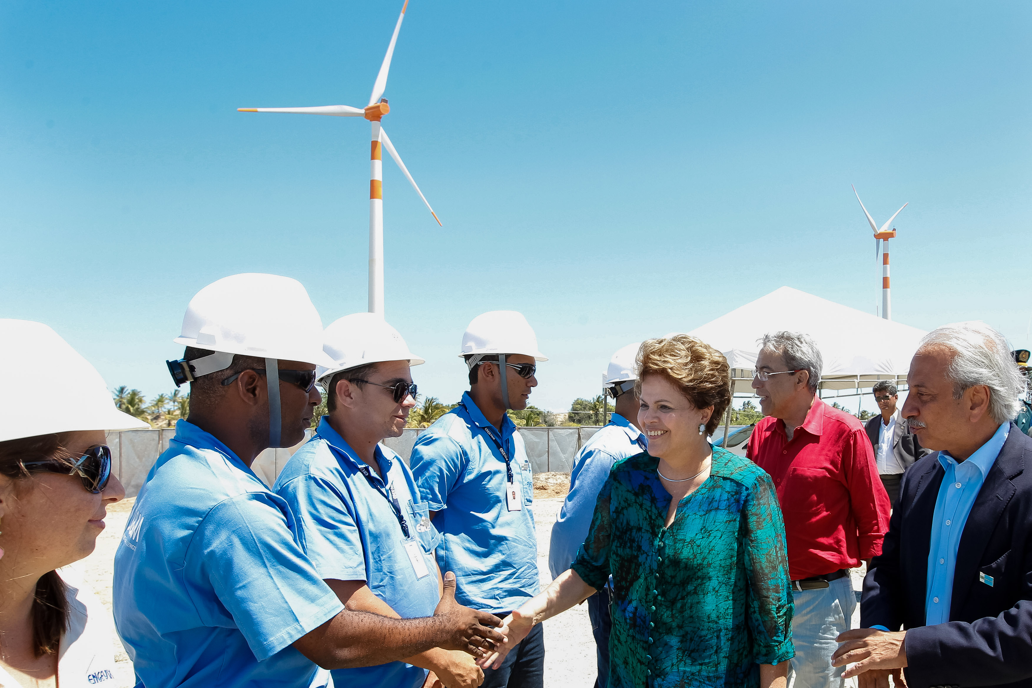 Presidenta Dilma Rousseff cumprimenta os trabalhadores durante cerimônia de inauguração do Parque Eólico Barra dos Coqueiros, entrega de máquinas retroescavadeiras e anúncio de investimentos no estado de Sergipe. Barra dos Coqueiros - SE, 29/01/2012