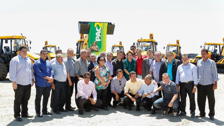Presidenta Dilma Rousseff posa para foto com prefeitos durante cerimônia de inauguração do Parque Eólico Barra dos Coqueiros, entrega de máquinas retroescavadeiras e anúncio de investimentos no estado de Sergipe. Barra dos Coqueiros - SE, 29/01/2012