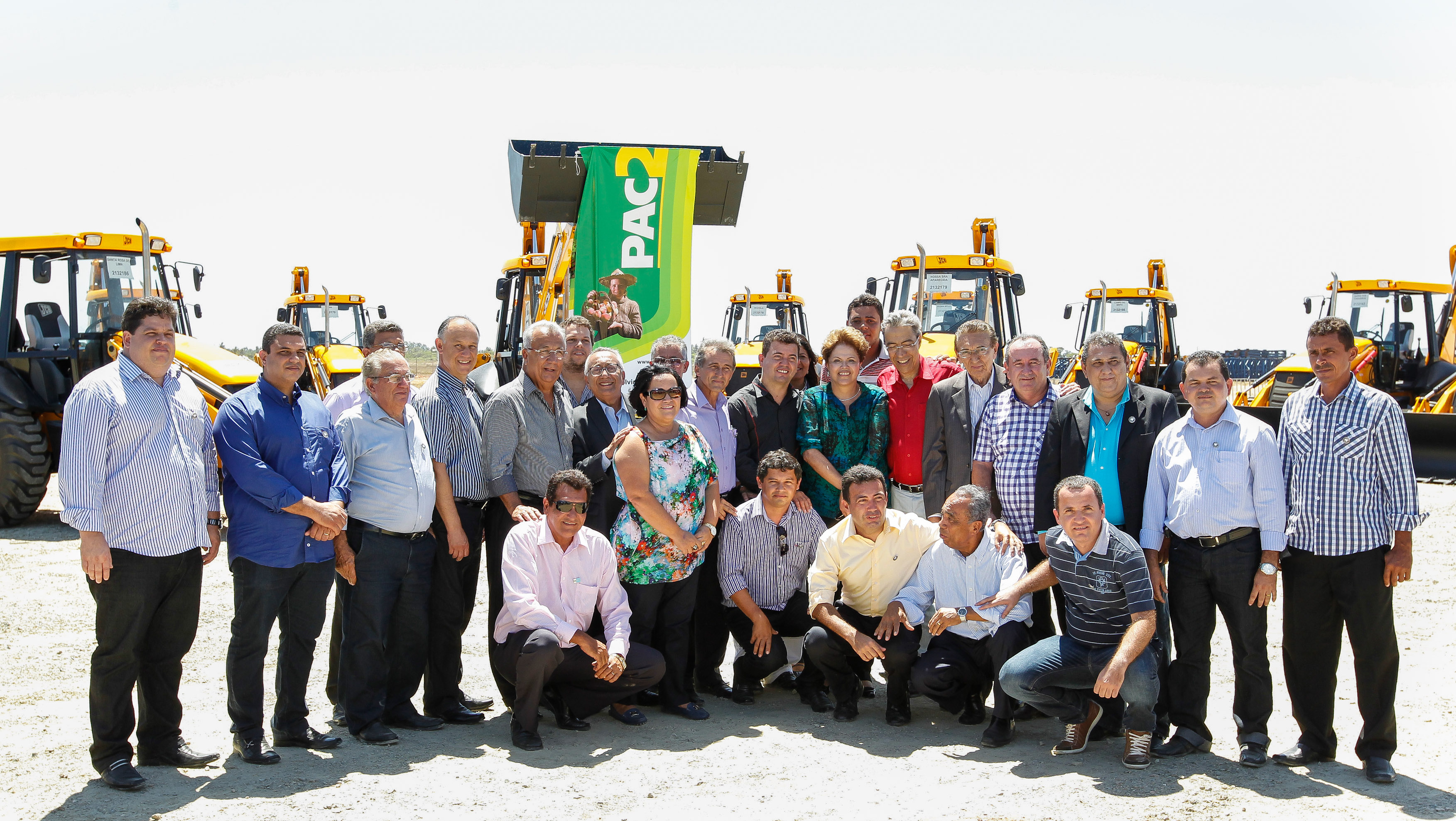 Presidenta Dilma Rousseff posa para foto com prefeitos durante cerimônia de inauguração do Parque Eólico Barra dos Coqueiros, entrega de máquinas retroescavadeiras e anúncio de investimentos no estado de Sergipe. Barra dos Coqueiros - SE, 29/01/2012