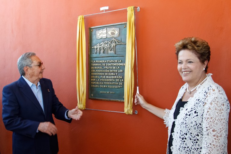 Presidenta Dilma Rousseff e o Presidente de Cuba, Raúl Castro, durante descerramento da placa inaugural do Terminal de Mariel. Província de Artemisa-Cuba, 27/01/2014