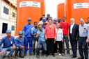 Presidenta Dilma Rousseff posa para foto com trabalhadores durante visita à estação de tratamento de água de Julião. Malhada - BA, 09/11/2012
