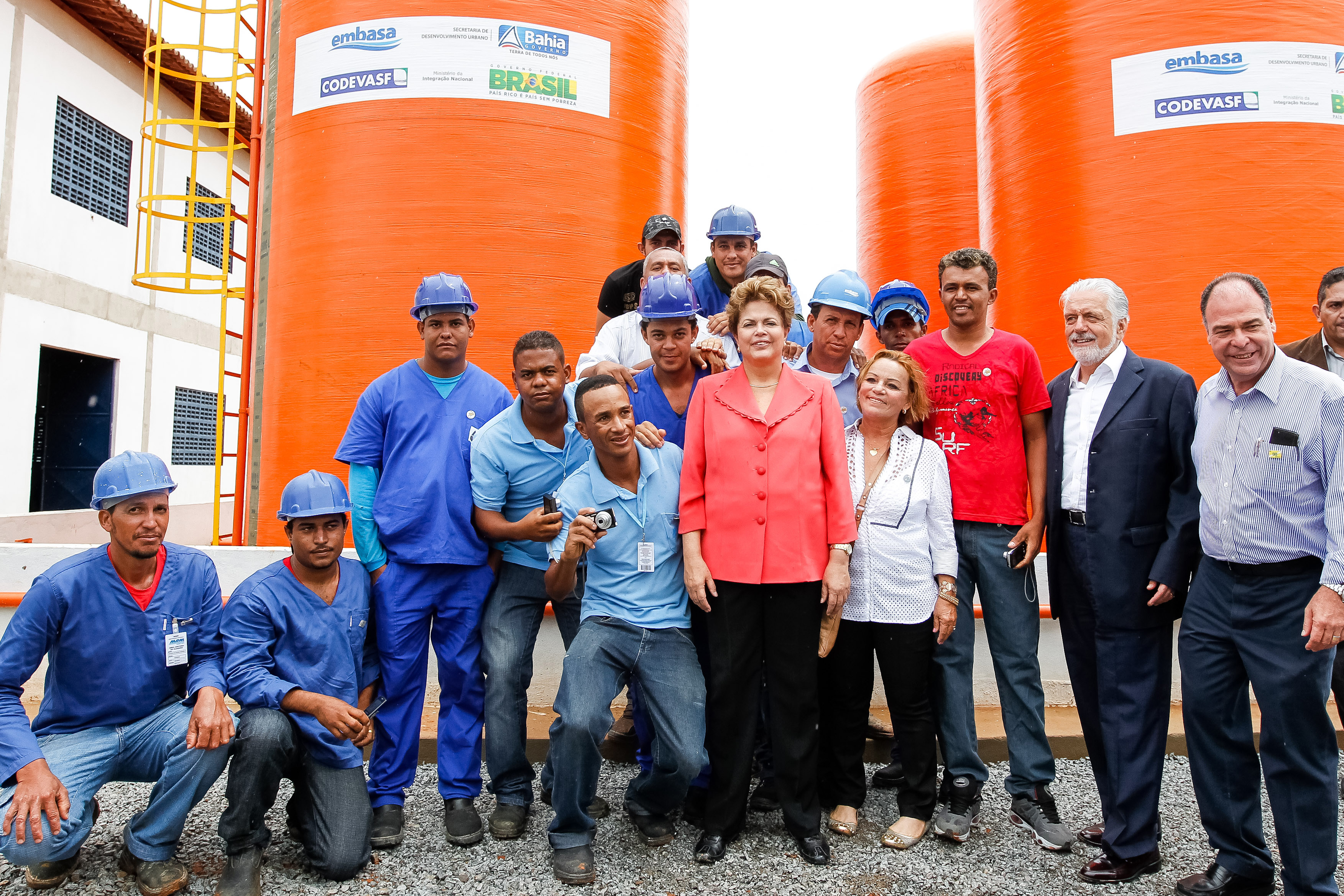 Presidenta Dilma Rousseff posa para foto com trabalhadores durante visita à estação de tratamento de água de Julião. Malhada - BA, 09/11/2012