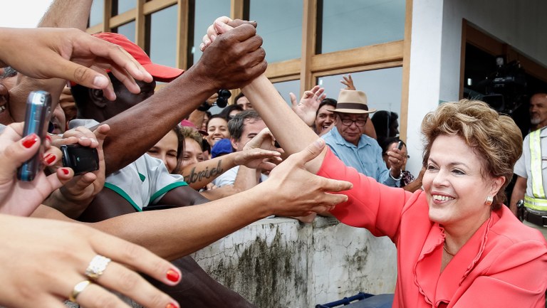 Presidenta Dilma Rousseff cumprimenta populares antes da cerimônia de inauguração do Sistema Adutor da Região de Guanambi - Adutora de Algodão. Guanambi - BA, 09/11/2012