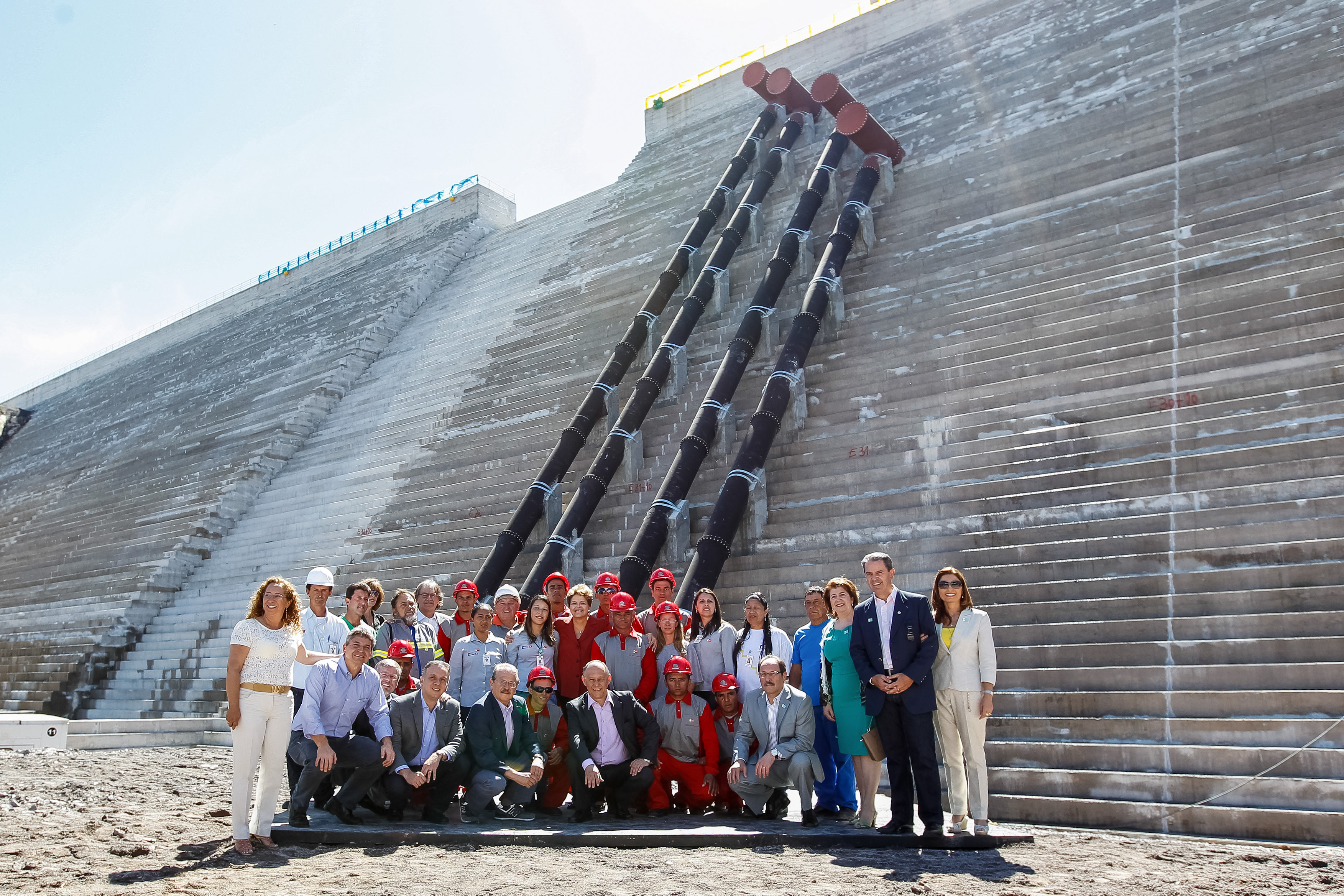 Presidenta Dilma Rousseff posa para foto com trabalhadores durante cerimônia de inauguração do Sistema de Abastecimento de Água Marrecas. Caxias do Sul - RS, 22/12/2012