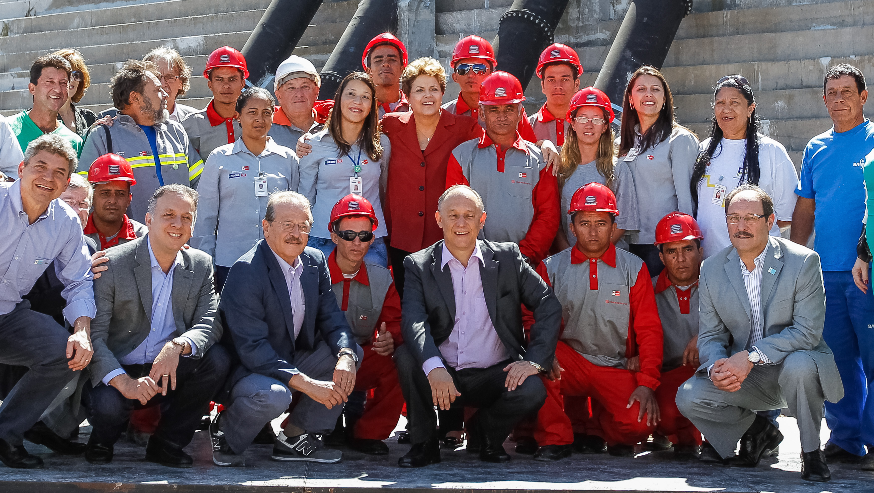 Presidenta Dilma Rousseff posa para foto com trabalhadores durante cerimônia de inauguração do Sistema de Abastecimento de Água Marrecas. Caxias do Sul - RS, 22/12/2012