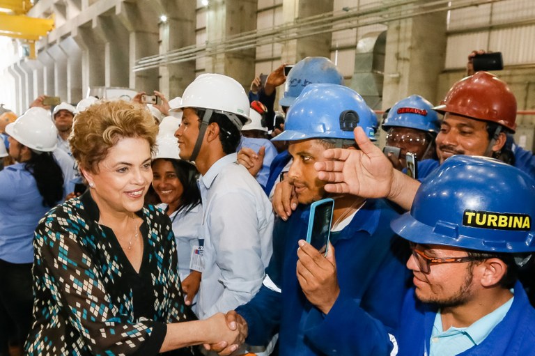 Presidenta Dilma Rousseff posa para foto com trabalhadores, durante cerimônia de início da operação comercial da Usina Hidrelétrica de Belo Monte. Vitória do Xingu-PA, 05/05/2016