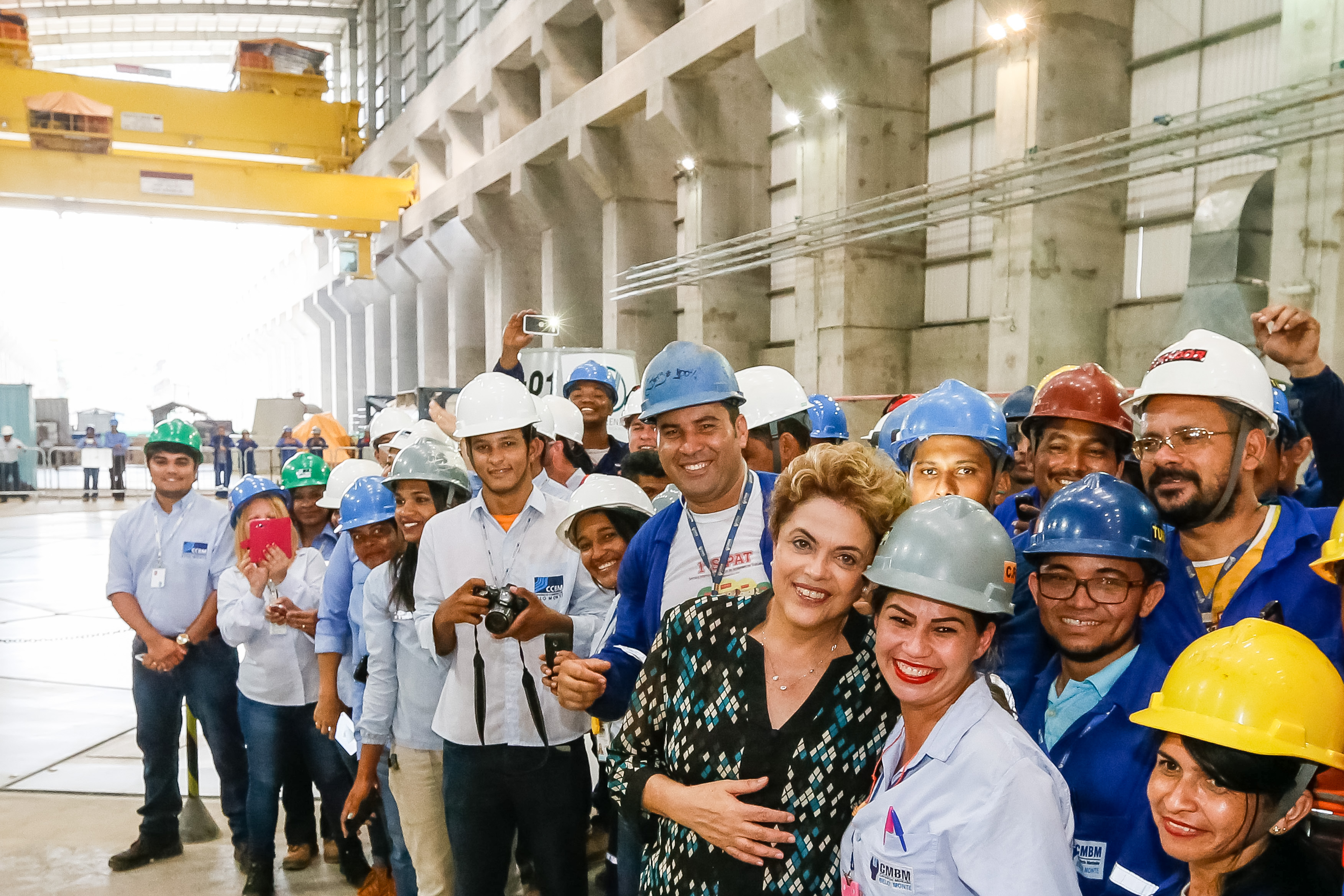 Presidenta Dilma Rousseff posa para foto com trabalhadores, durante cerimônia de início da operação comercial da Usina Hidrelétrica de Belo Monte. Vitória do Xingu-PA, 05/05/2016