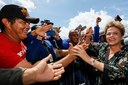 Presidenta Dilma Rousseff cumprimenta trabalhadores e populares após cerimônia de início da operação comercial da Usina Hidrelétrica de Belo Monte. Vitória do Xingu-PA, 05/05/2016