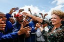 Presidenta Dilma Rousseff cumprimenta trabalhadores e populares após cerimônia de início da operação comercial da Usina Hidrelétrica de Belo Monte. Vitória do Xingu-PA, 05/05/2016