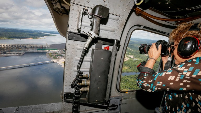 Presidenta Dilma Rousseff captura imagens durante sobrevoo a Usina Hidrelétrica de Belo Monte. Vitória do Xingu-PA, 05/05/2016