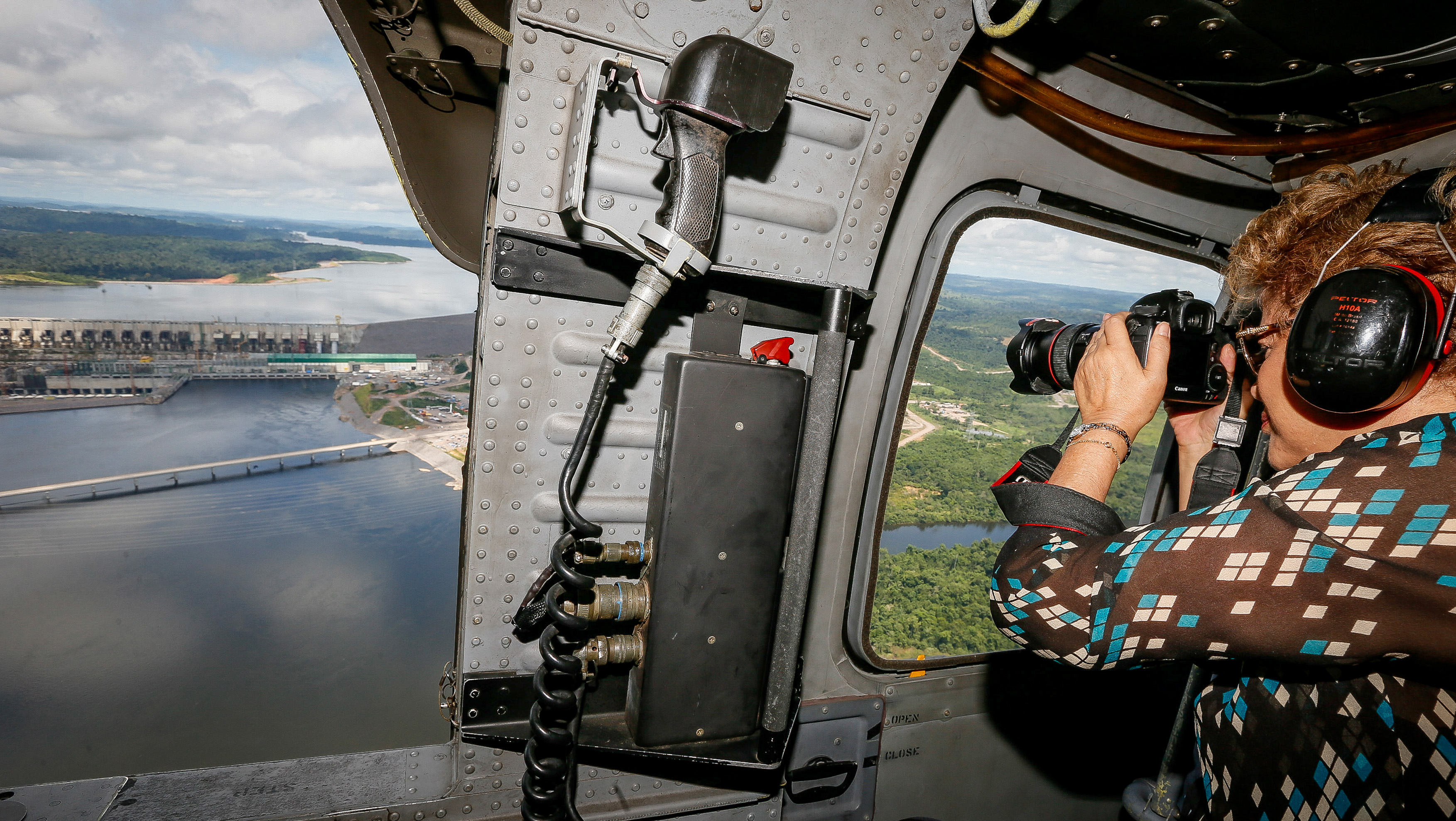 Presidenta Dilma Rousseff captura imagens durante sobrevoo a Usina Hidrelétrica de Belo Monte. Vitória do Xingu-PA, 05/05/2016