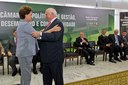 Presidenta Dilma Rousseff cumprimenta o empresário Jorge Gerdau, que presidirá a Câmara de Políticas de Gestão, Desempenho e Competitividade, durante cerimônia no Palácio do Planalto. Brasília-DF, 11/05/2011)