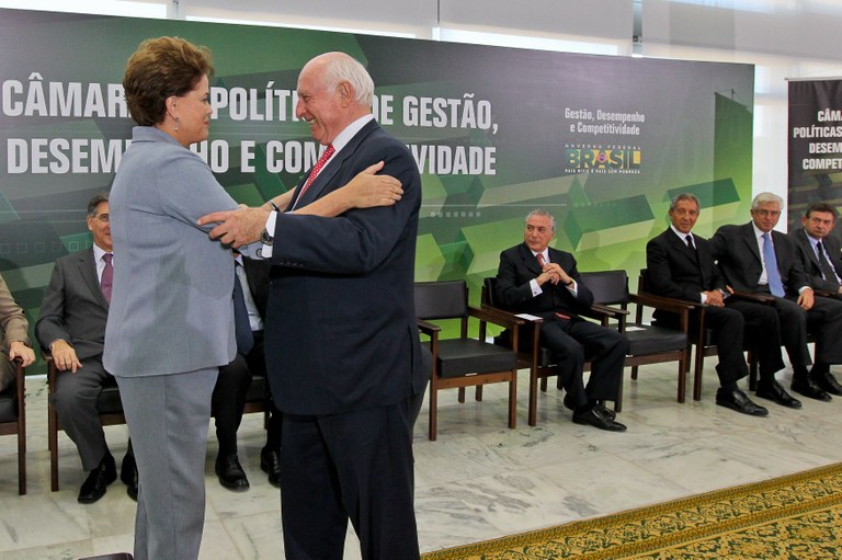Presidenta Dilma Rousseff cumprimenta o empresário Jorge Gerdau, que presidirá a Câmara de Políticas de Gestão, Desempenho e Competitividade, durante cerimônia no Palácio do Planalto. Brasília-DF, 11/05/2011)