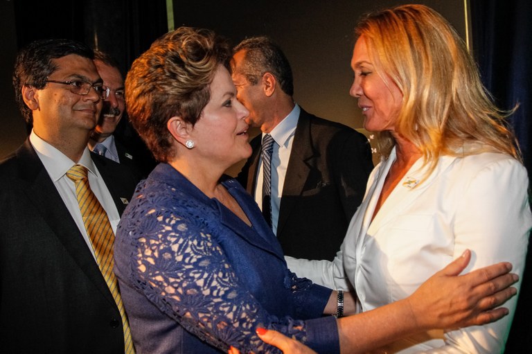 Presidenta Dilma Rousseff cumprimenta a ex-jogadora de basquete Hortência Marcari durante cerimônia de lançamento da Campanha de Promoção Turística do Brasil no Exterior. Londres - Inglaterra, 25/07/2012