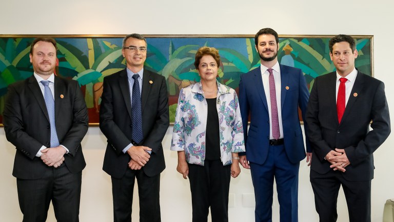 Presidenta Dilma Rousseff recebe Felipe Vidoretti (Twitter Brasil), Marcelo Lacerda (Google), Bruno Magrini (Facebook Brasil) e Joel Kaplan (Facebook USA) no lançamento do Pacto Nacional de Enfrentamento às Violações de Direitos Humanos na Internet - #Humaniza Redes. Brasília-DF, 07/04/2015 Presidenta Dilma Rousseff recebe Felipe Vidoretti (Twitter Brasil), Marcelo Lacerda (Google), Bruno Magrini (Facebook Brasil) e Joel Kaplan (Facebook USA) no lançamento do Pacto Nacional de Enfrentamento às Violações de Direitos Humanos na Internet - #Humaniza Redes. Brasília-DF, 07/04/2015