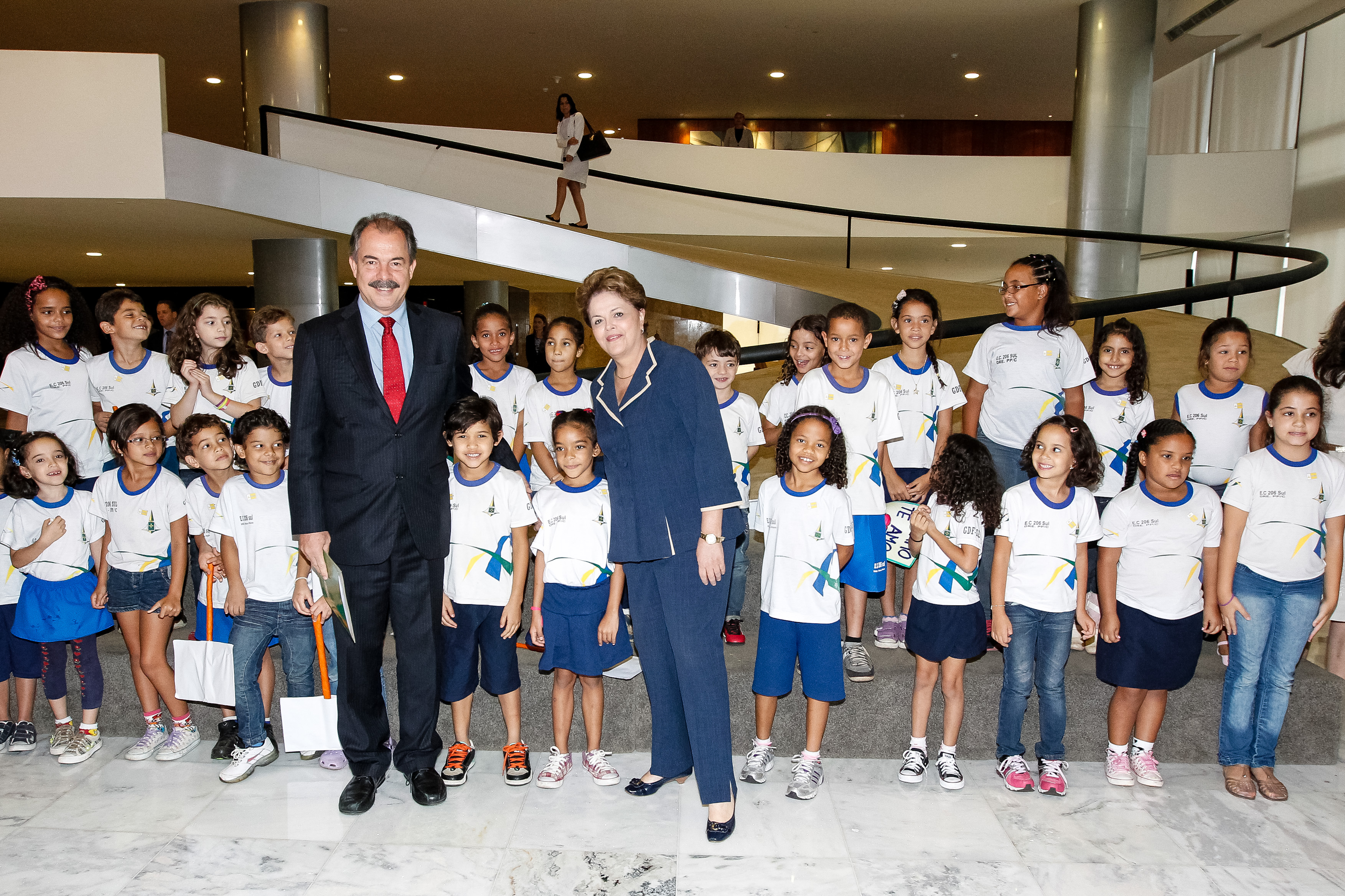 Presidenta Dilma Rousseff e o ministro da educação Aloizio Mercadante posam para foto com alunos durante cerimônia de lançamento do Pacto Nacional pela Alfabetização na Idade Certa. Brasília - DF, 08/11/2012