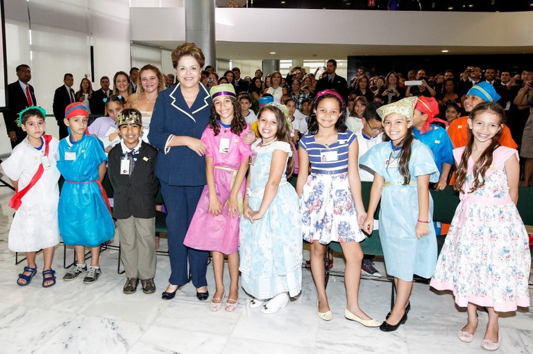 Presidenta Dilma Rousseff posa para foto com alunos durante cerimônia de lançamento do Pacto Nacional pela Alfabetização na Idade Certa. Brasília - DF, 08/11/2012