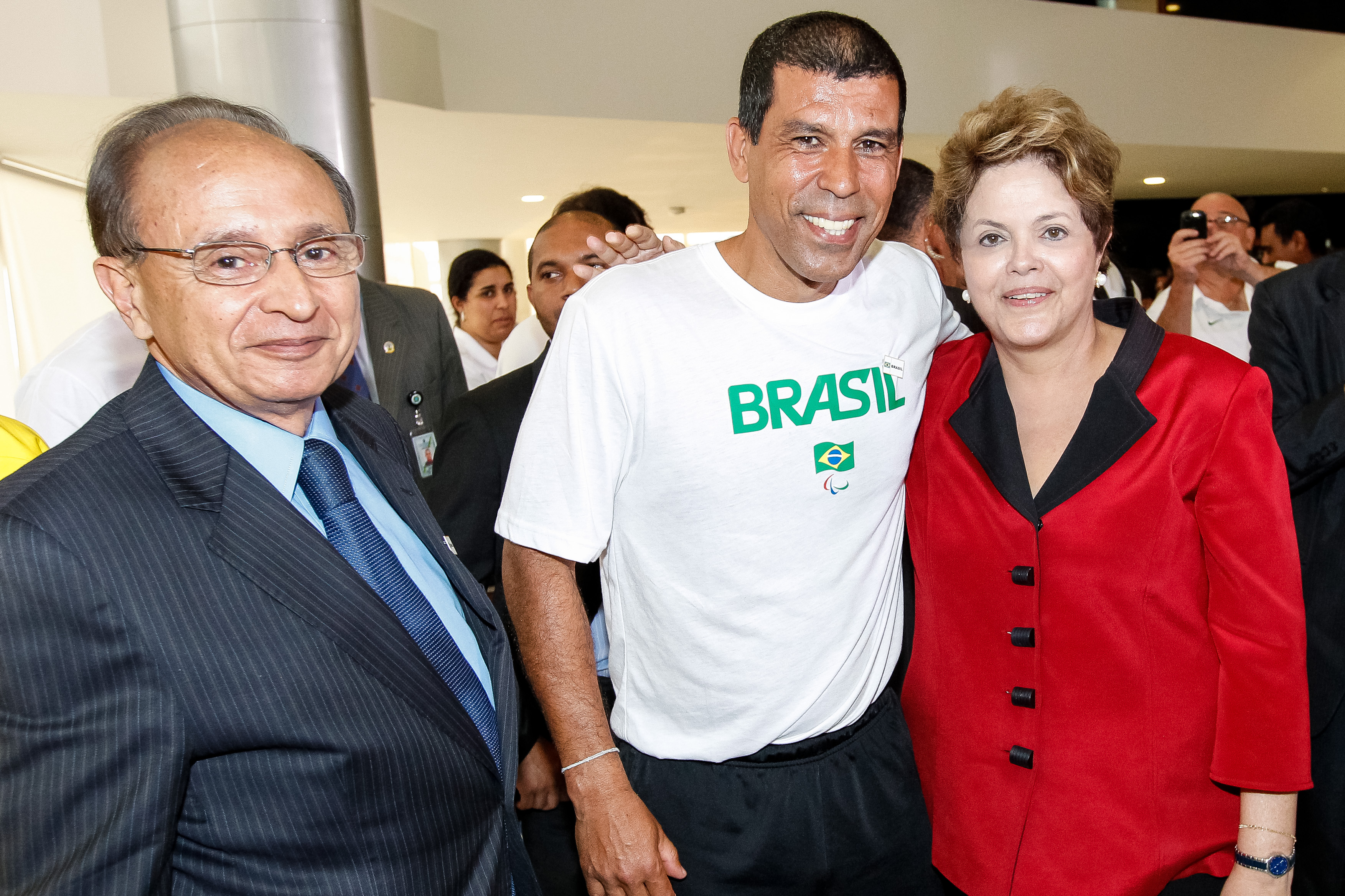 Presidenta Dilma Rousseff posa para foto com atletas após cerimônia de lançamento do Plano Brasil Medalhas 2016. Brasília - DF, 13/09/2012
