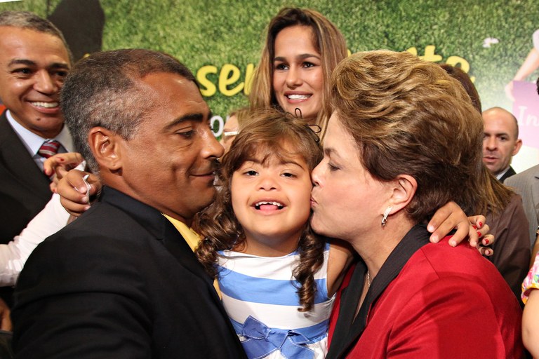 Presidenta Dilma Rousseff beija a filha de Romário, Ivy durante cerimônia de lançamento do Plano Nacional dos Direitos da Pessoa com Deficiência – Viver sem Limite. Brasília - DF, 17/11/2011