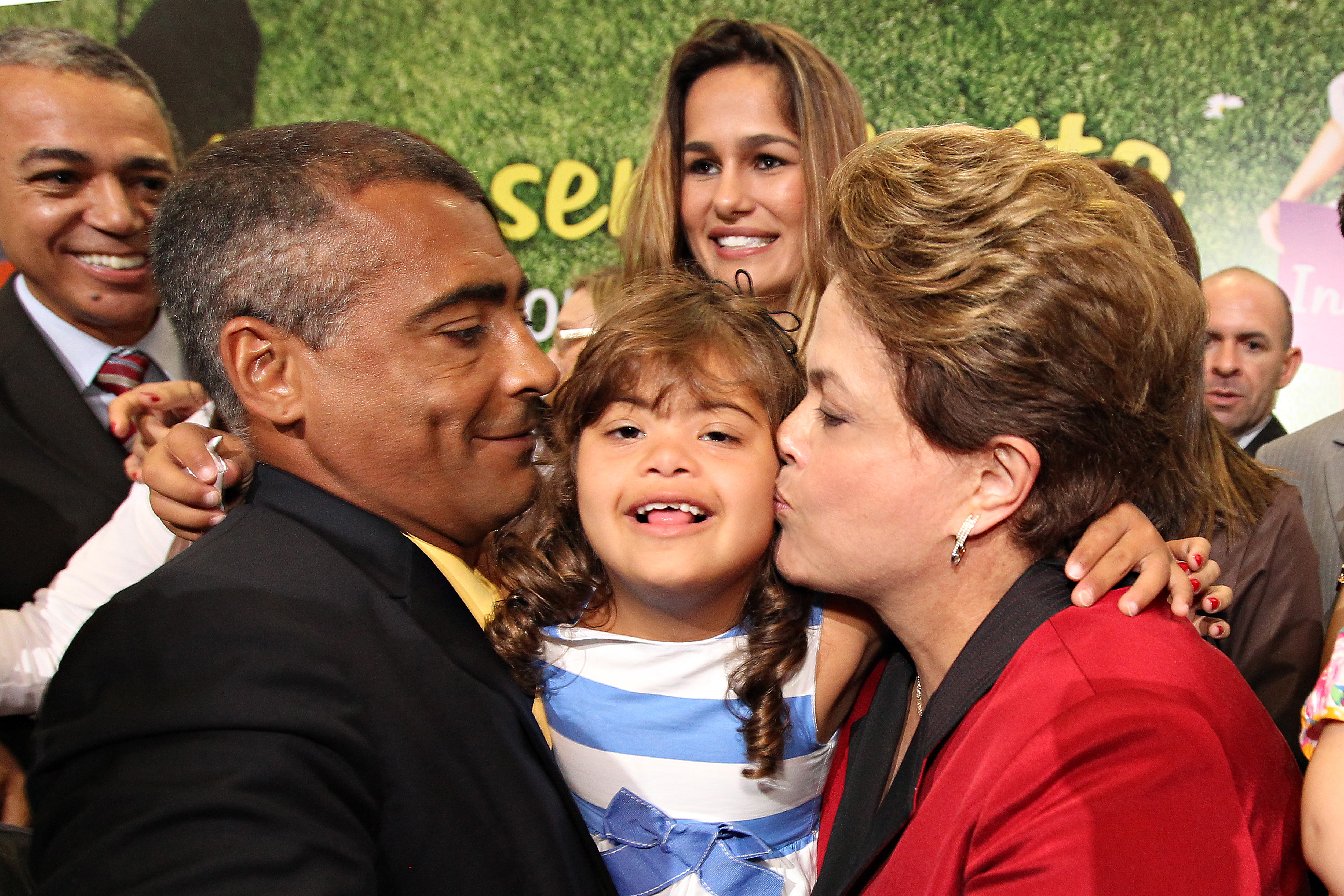 Presidenta Dilma Rousseff beija a filha de Romário, Ivy durante cerimônia de lançamento do Plano Nacional dos Direitos da Pessoa com Deficiência – Viver sem Limite. Brasília - DF, 17/11/2011