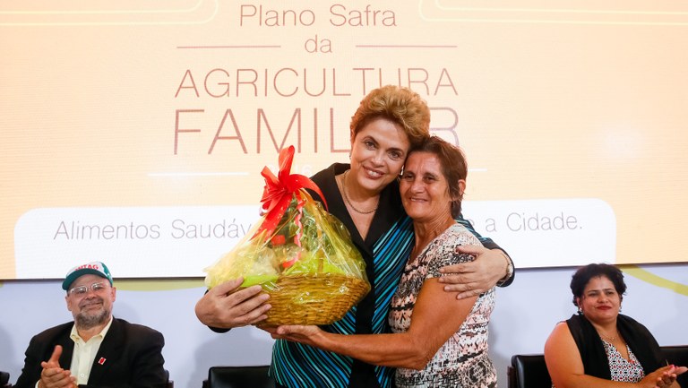 Presidenta Dilma Rousseff recebe cesta da Presidente da Associação de Mulheres Cantinho da Amazônia - AMCA, Leonilda Grassi durante cerimônia de Lançamento do Plano Safra da Agricultura Familiar. Brasília-DF,03/05/2016 Presidenta Dilma Rousseff recebe cesta da Presidente da Associação de Mulheres Cantinho da Amazônia - AMCA, Leonilda Grassi durante cerimônia de Lançamento do Plano Safra da Agricultura Familiar. Brasília-DF,03/05/2016