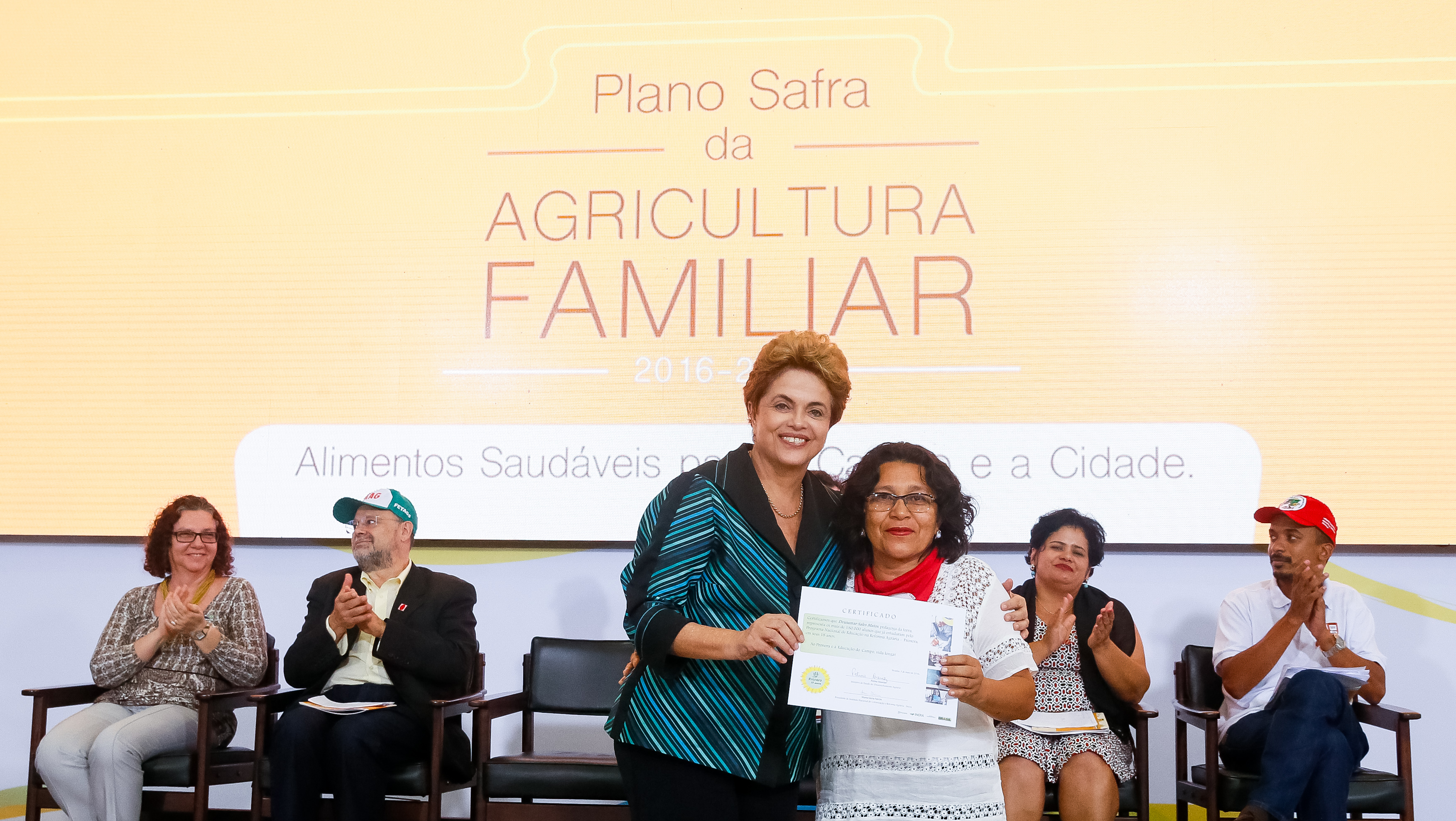 Presidenta Dilma Rousseff entrega certificado a ex-aluna do programa nacional de educação na  reforma agrária (PRONERA), Deusamar Sales Matos durante cerimônia de Lançamento do Plano Safra da Agricultura Familiar. Brasília-DF,03/05/2016