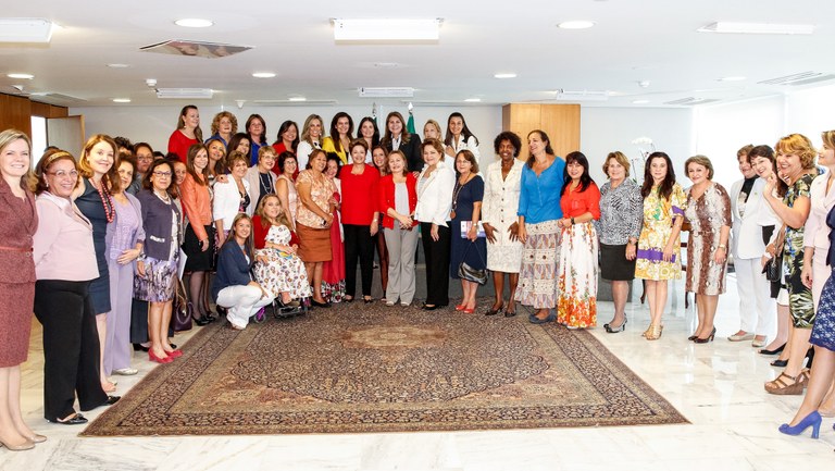 Presidenta Dilma Rousseff posa para foto com a comissão de mulheres parlamentares federais no início da cerimônia de lançamento do programa Mulher: Viver Sem Violência. Brasília - DF, 13/03/2013