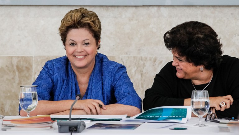 Presidenta Dilma Rousseffe a Ministra do Meio Ambiente, Izabella Teixeira durante cerimônia de lançamento dos Planos Setoriais na reunião do Fórum Brasileiro de Mudanças Climáticas. Brasília - DF, 05/06/2013