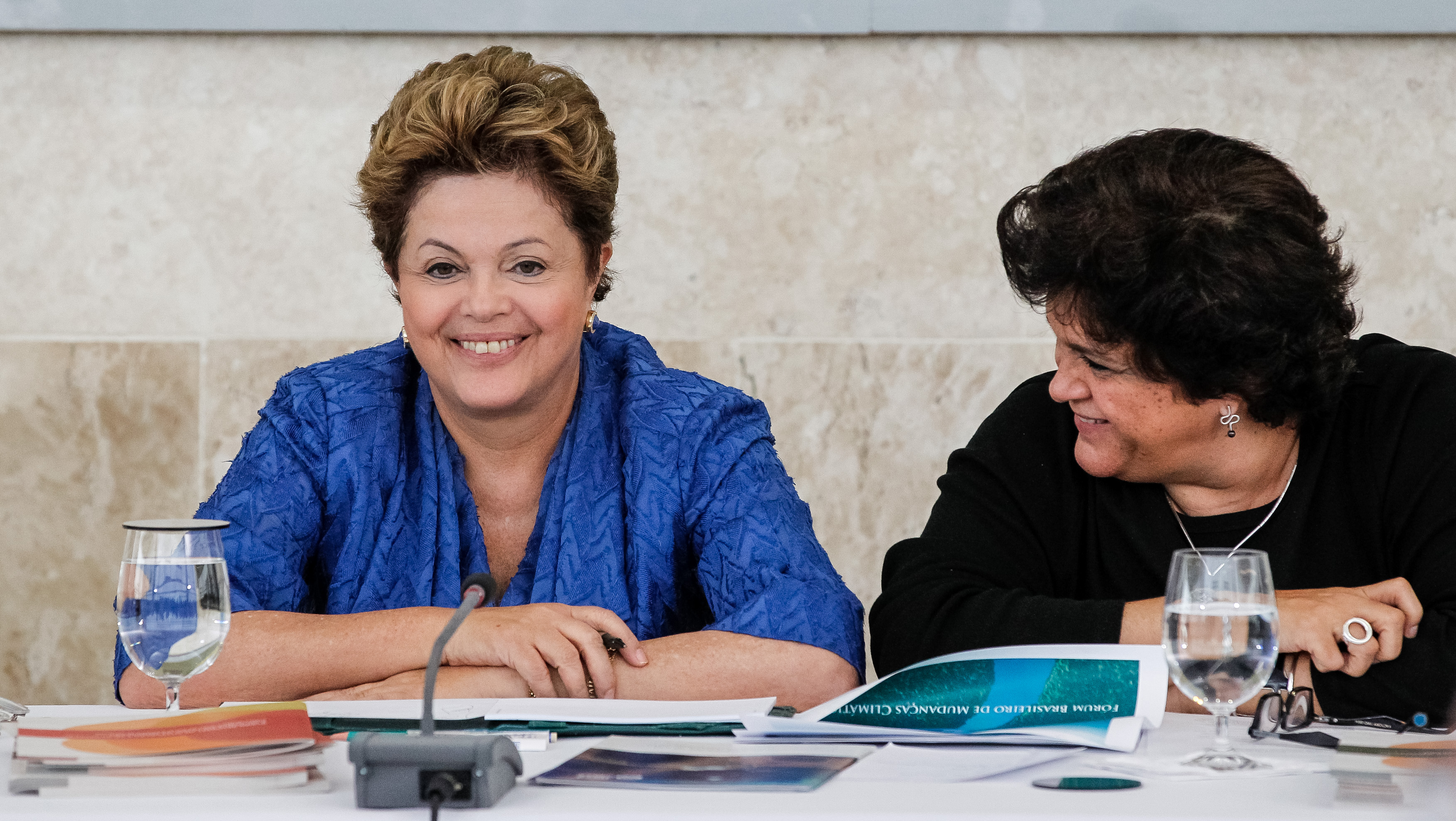 Presidenta Dilma Rousseffe a Ministra do Meio Ambiente, Izabella Teixeira durante cerimônia de lançamento dos Planos Setoriais na reunião do Fórum Brasileiro de Mudanças Climáticas. Brasília - DF, 05/06/2013