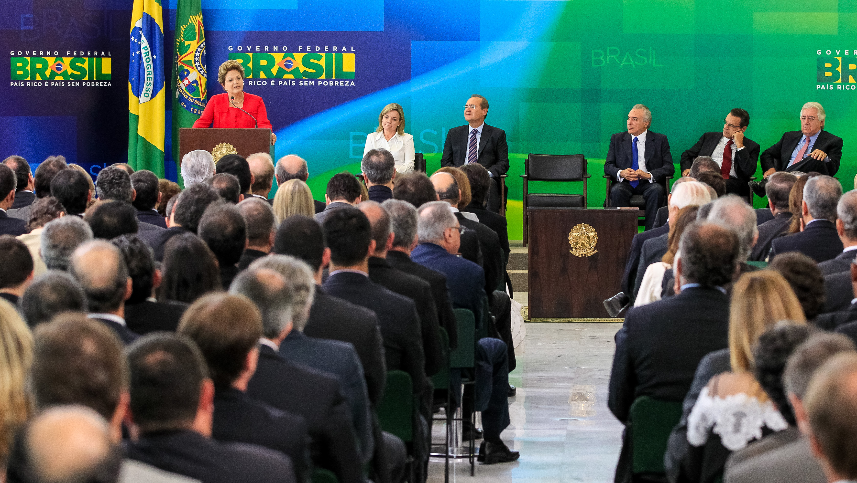  Presidenta Dilma Rousseff durante cerimônia de posse do Ministro-Chefe da Secretaria da Micro e Pequena Empresa, Guilherme Afif Domingos. Brasília - DF, 09/05/2013