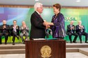 Presidenta Dilma Rousseff cumprimenta o senhor Wellington Moreira Franco, durante sua posse no cargo de Ministro-Chefe da Secretaria de Aviação Civil da Presidência da República. Brasília - DF, 16/03/2013