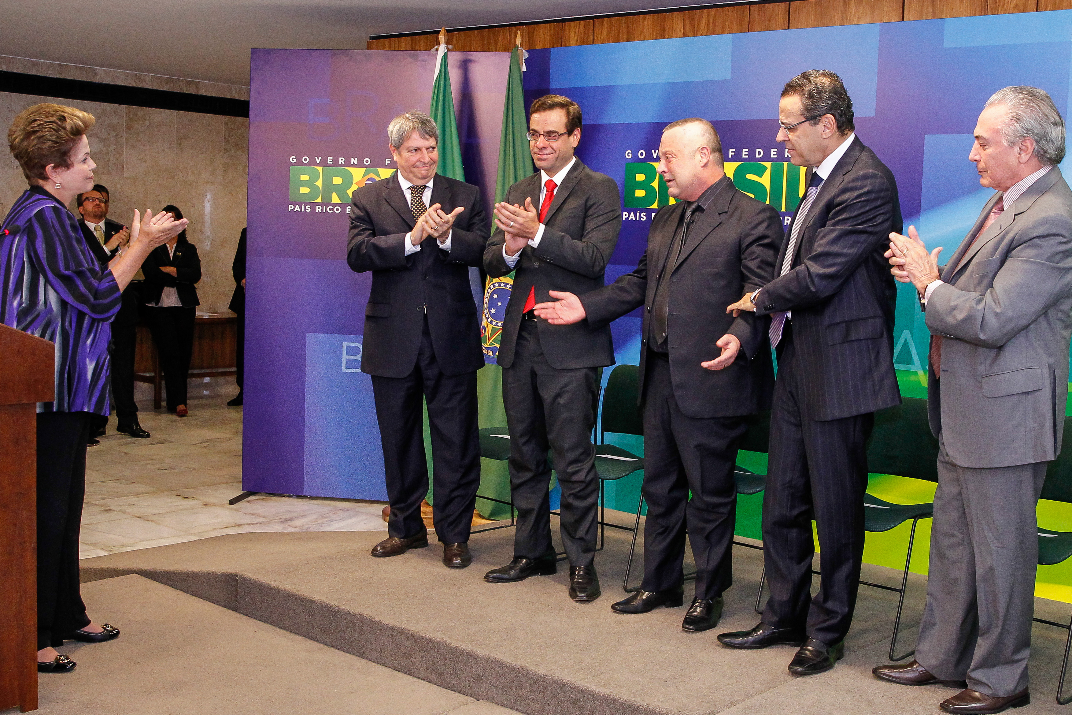 Presidenta Dilma Rousseff faz homenagem ao ex Ministro Mendes Ribeiro, durante cerimônia de posse dos novos Ministros de Estado. Brasília - DF, 16/03/2013