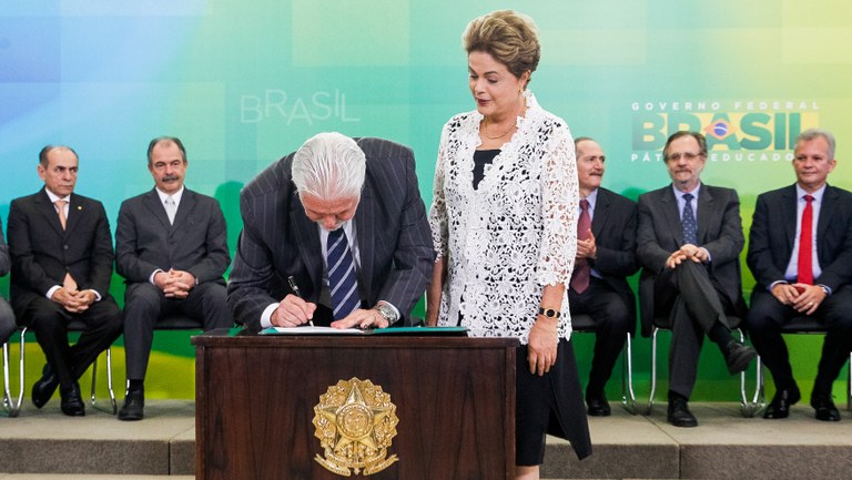 Presidenta Dilma Rousseff empossa o senhor Jaques Wagner, como Ministro Chefe da Casa Civil da Presidência da República, durante cerimônia de posse dos novos ministros. Brasília-DF, 05/10/2015