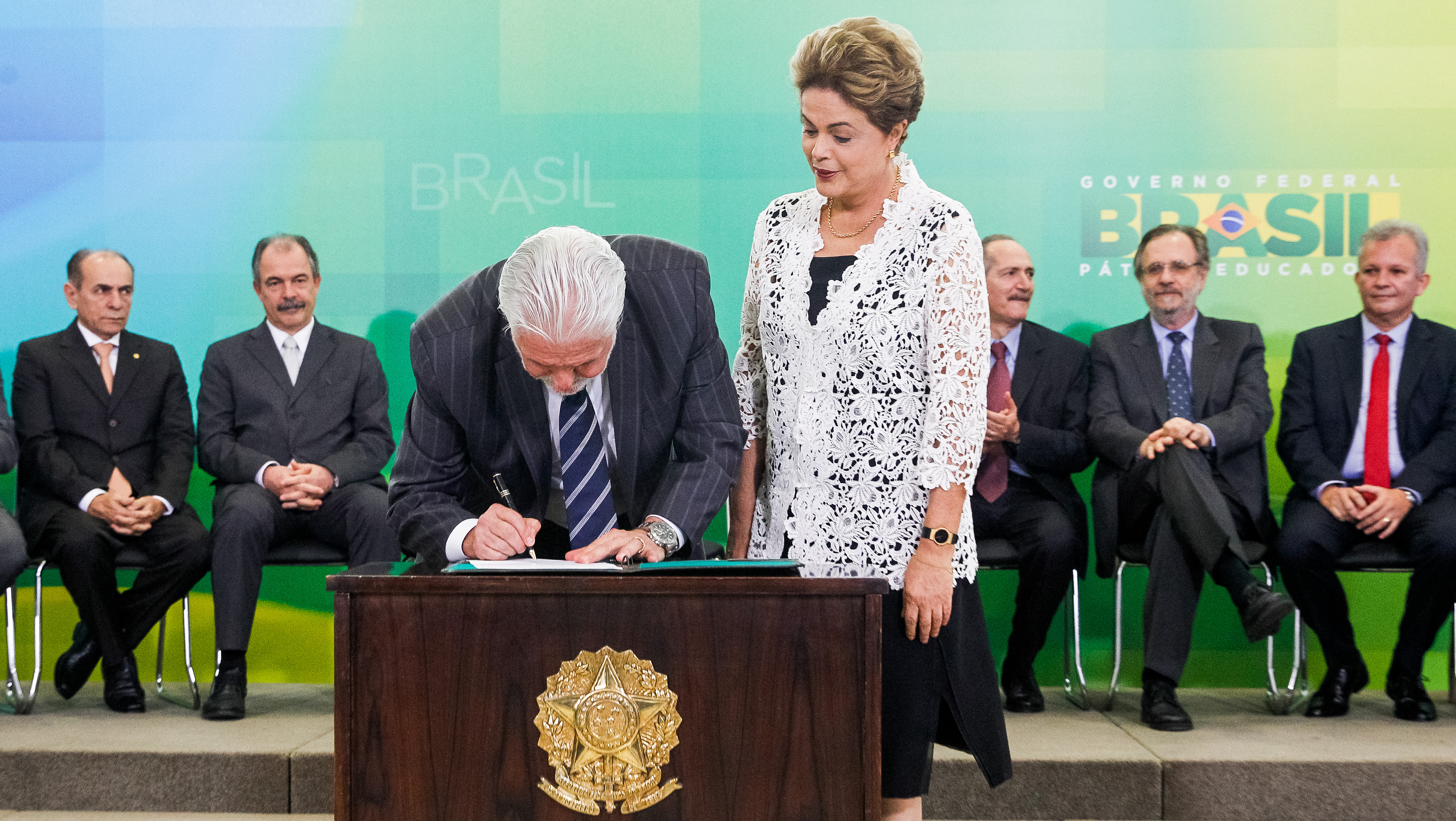 Presidenta Dilma Rousseff empossa o senhor Jaques Wagner, como Ministro Chefe da Casa Civil da Presidência da República, durante cerimônia de posse dos novos ministros. Brasília-DF, 05/10/2015