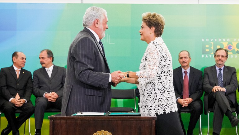 Presidenta Dilma Rousseff empossa o senhor Jaques Wagner, como Ministro Chefe da Casa Civil da Presidência da República, durante cerimônia de posse dos novos ministros. Brasília-DF, 05/10/2015