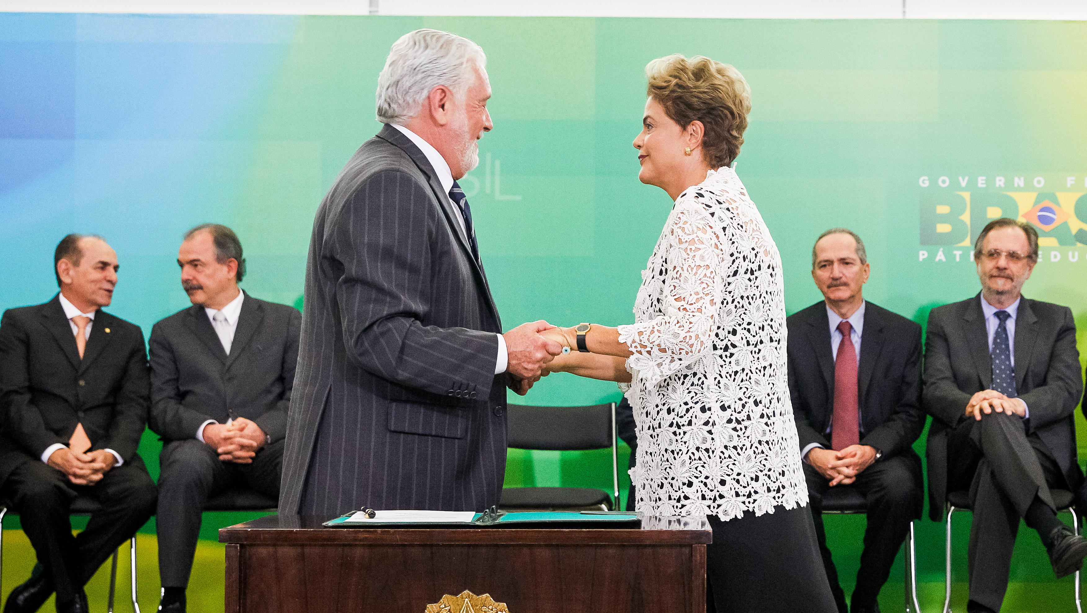 Presidenta Dilma Rousseff empossa o senhor Jaques Wagner, como Ministro Chefe da Casa Civil da Presidência da República, durante cerimônia de posse dos novos ministros. Brasília-DF, 05/10/2015