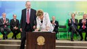 Presidenta Dilma Rousseff empossa o senhor Aldo Rebelo, como Ministro da Defesa, durante cerimônia de posse dos novos ministros. Brasília-DF, 05/10/2015