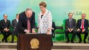 Presidenta Dilma Rousseff empossa o senhor Aldo Rebelo, como Ministro da Defesa, durante cerimônia de posse dos novos ministros. Brasília-DF, 05/10/2015