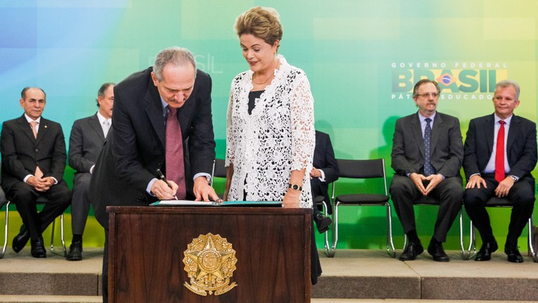 Presidenta Dilma Rousseff empossa o senhor Aldo Rebelo, como Ministro da Defesa, durante cerimônia de posse dos novos ministros. Brasília-DF, 05/10/2015