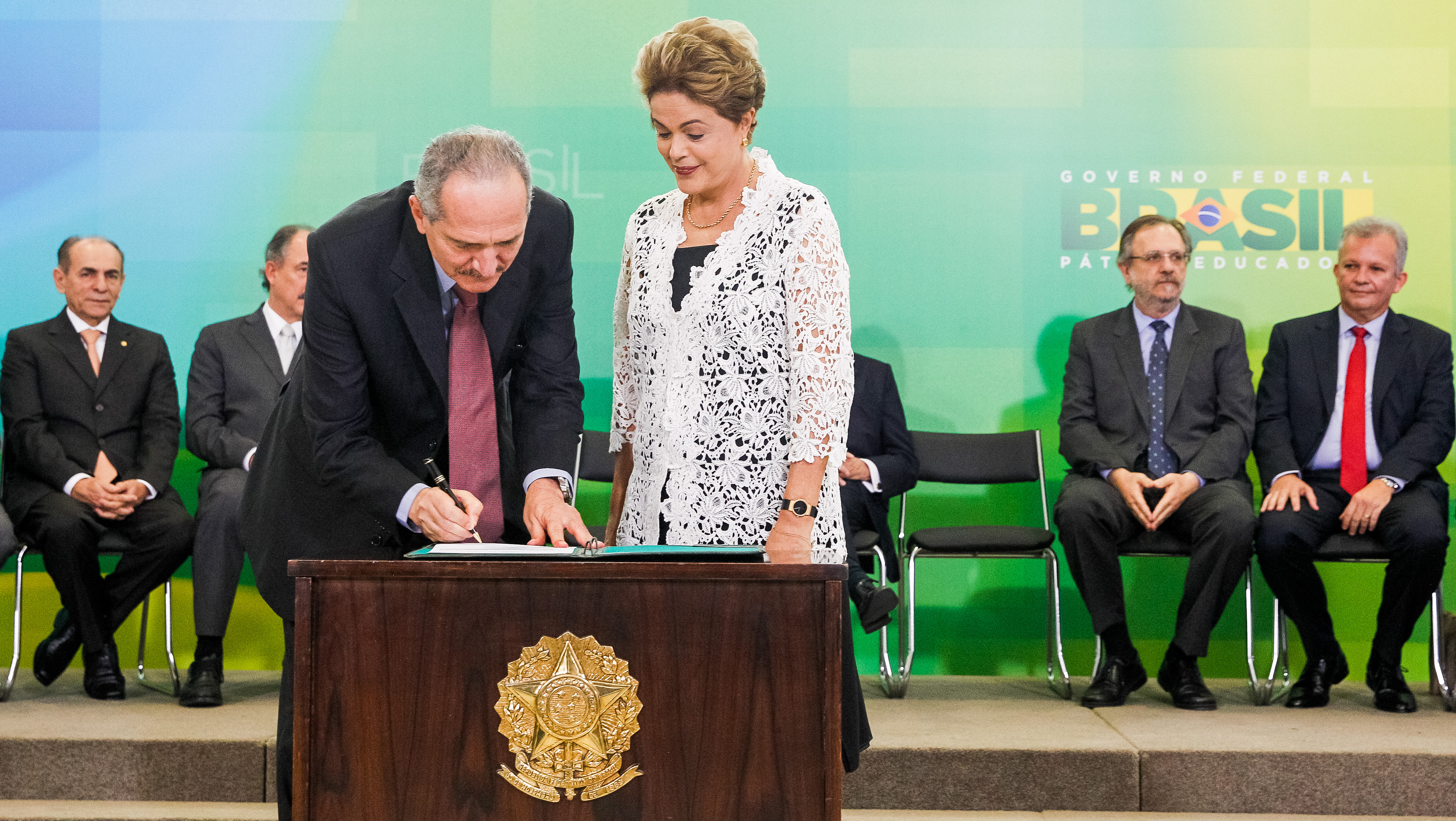 Presidenta Dilma Rousseff empossa o senhor Aldo Rebelo, como Ministro da Defesa, durante cerimônia de posse dos novos ministros. Brasília-DF, 05/10/2015