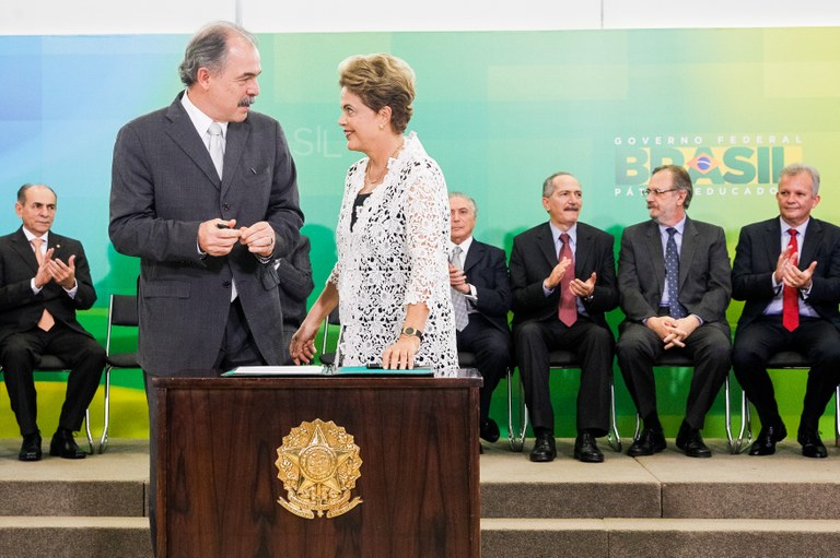 Presidenta Dilma Rousseff empossa o senhor Aloizio Mercadante, como Ministro da Educação, durante cerimônia de posse dos novos ministros. Brasília-DF, 05/10/2015